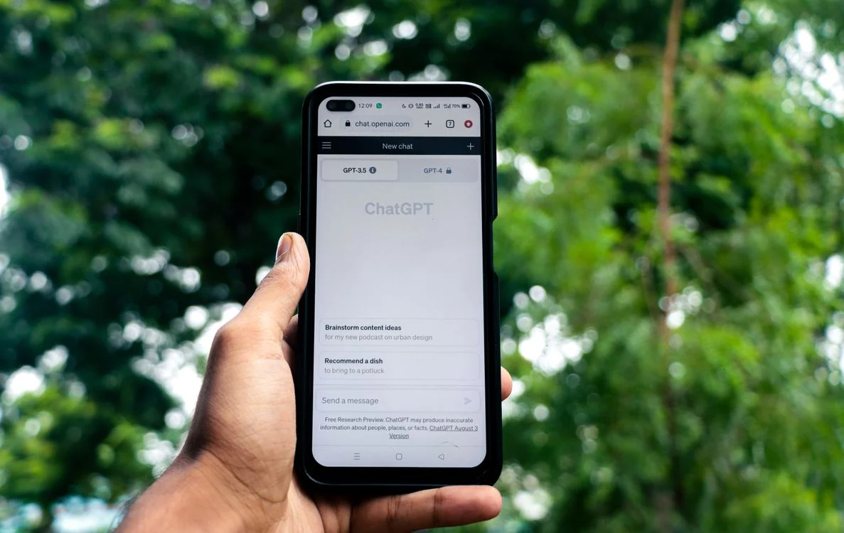 Hand holding a phone showing a blank AI chat screen, the tool most consultants try to clone an expert methodology inside