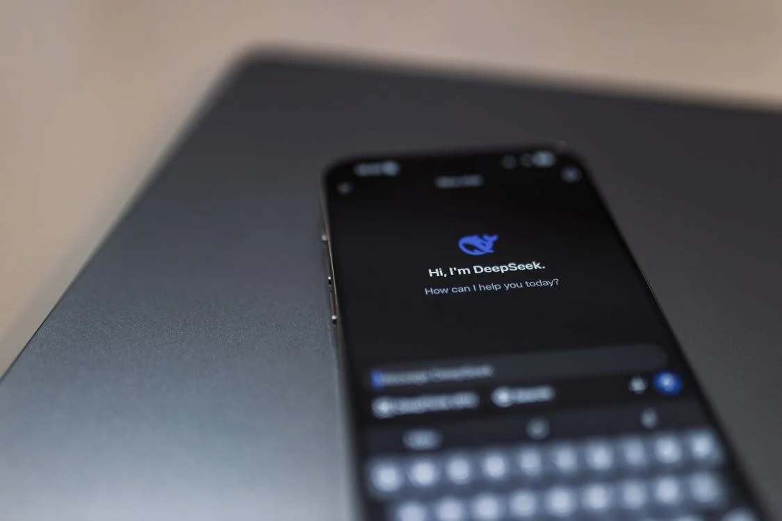 An AI chat assistant open on a phone, the free alternative that made people ask whether online coaching is dead