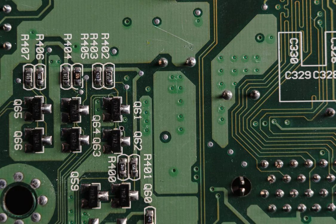 Detailed close-up of a green circuit board: the delivery structure a coachsultant needs to apply one method across every client