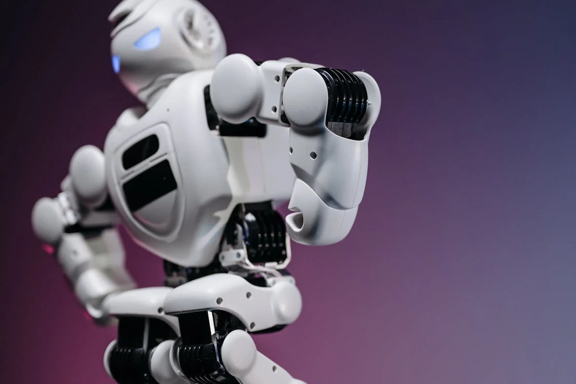 Futuristic white robot with a pink-purple gradient — AI systems designed for precision in the modern consulting stack